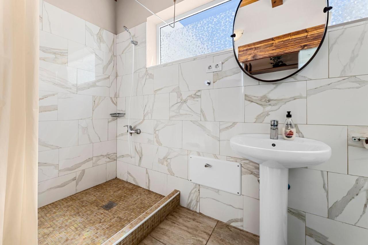 E Ensuite Vacation Apartment Lanzarote Аресифе Екстериор снимка